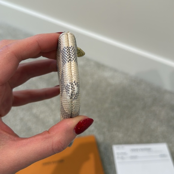 Authentic Louis Vuitton Damier Azure key pouch - Picture 6 of 11